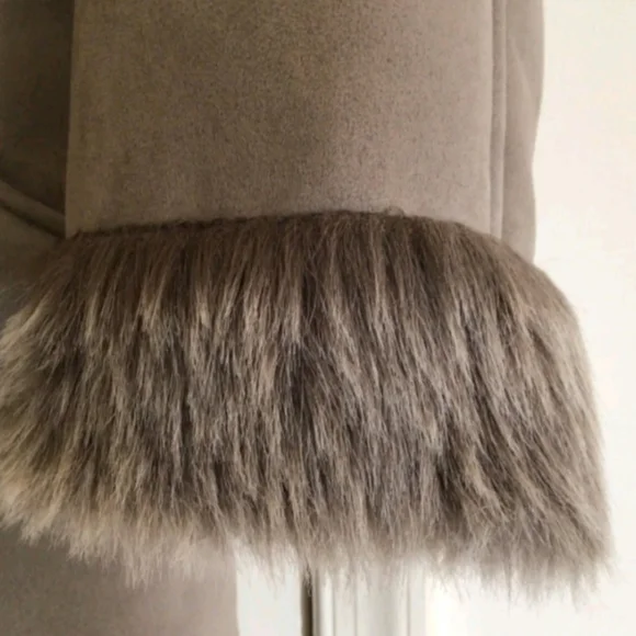 Chico's Elegant Beige Faux Fur & Suede Womens Coat SIZE 2 - Picture 5 of 8